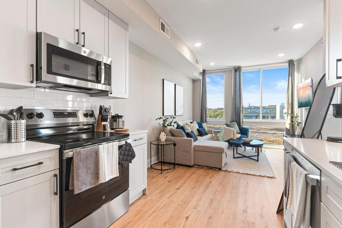 10 Mins To Centercity, With Queen Bed, Views From Rt! Apartment *